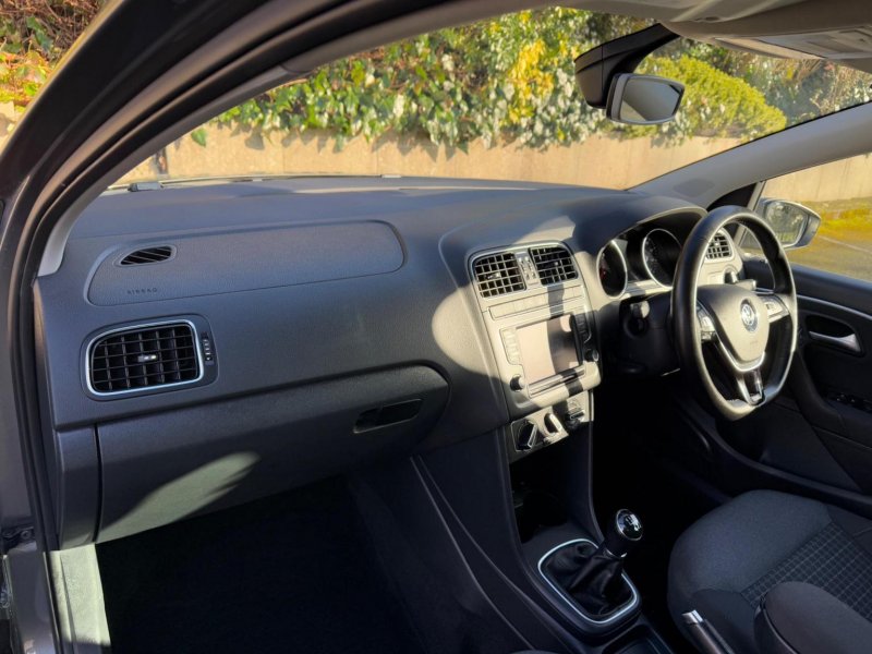 VOLKSWAGEN POLO